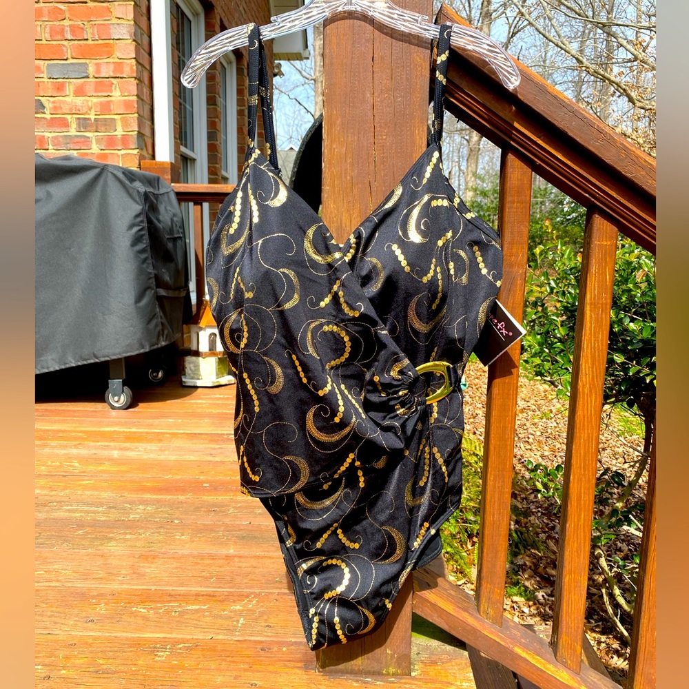 Shape Fx Swim 1 piece swimsuit. 18W. NWT. Underwire.